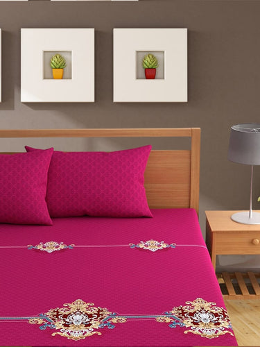 https://cdn.shopify.com/s/files/1/1857/6931/products/94f89124-3109-43f8-bf14-545959f66dc81693066577408BajosPinkCream-ColouredEthnicMotifs210TCKingBedsheetwith2Pil2.jpg?v=1703313848
